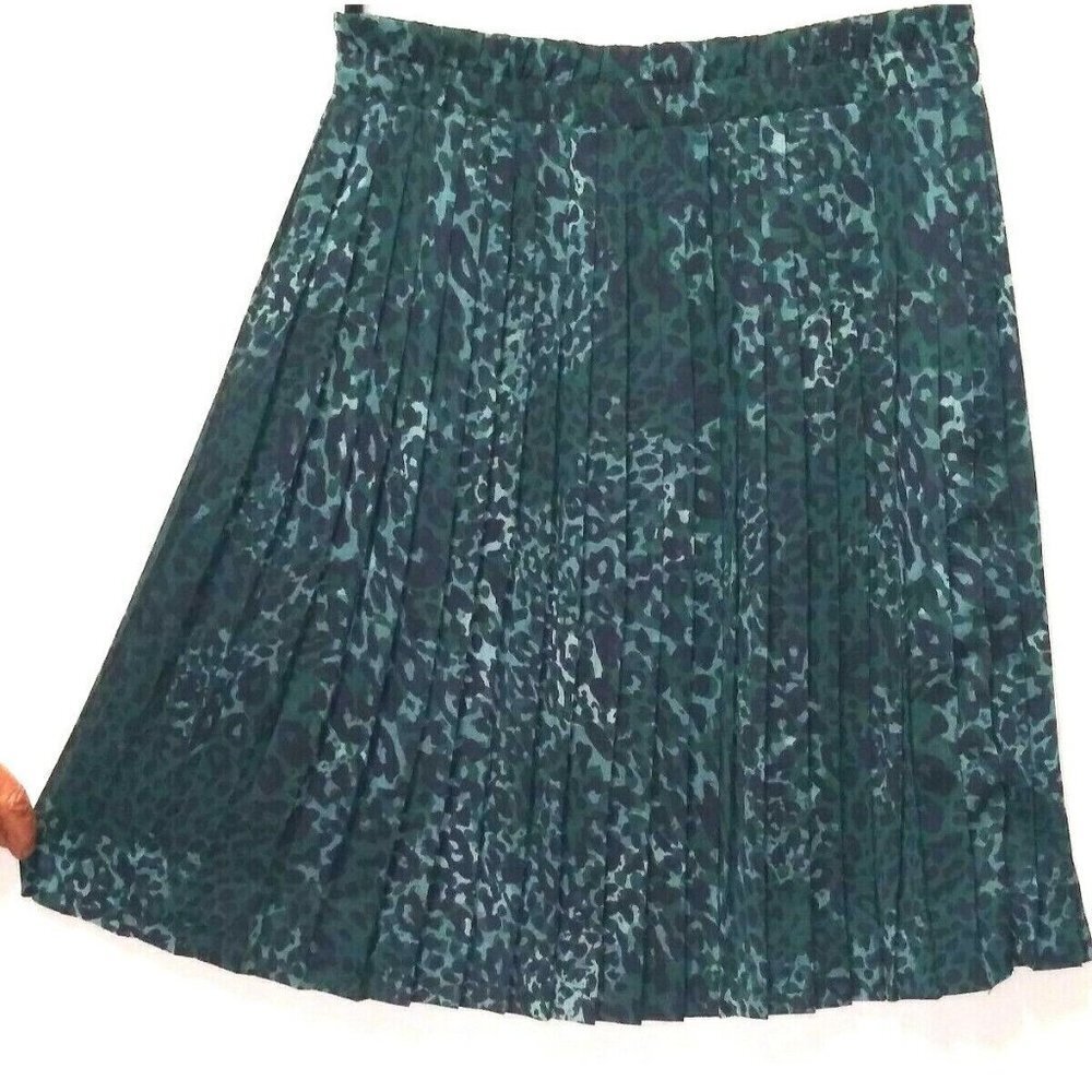 BANANA REPUBLIC Pleated Skirt Animal Print Green Knee Length elastic waist sz 4